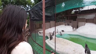 样子甜美的大学生同居女友被口爆到干呕带上套子再继续啪啪
