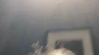 大奶子和胸部在热辣的女同性恋自慰场景中弹跳