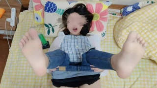 大眼萌妹子新人面孔露脸啪啪女上位无套暴力打桩战粉穴，超多花样角度