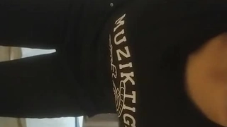 天使般的少女在网络摄像头上沉迷于自我愉悦