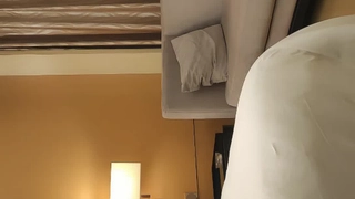精品酒店上帝视角偷拍没想到鸡巴短小精悍的小胖居然能和苗条女友玩连环炮