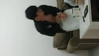 十二月最新流出 商场全景厕拍对着镜头胜利手势的可爱眼镜妹