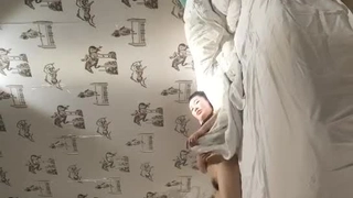兴奋的大学女孩在热门视频中互相自慰和手指