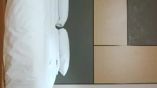 年轻的俄罗斯宝贝在宿舍房间里给一个年长的男人口交