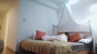 小乔吃不饱，掰穴高难度姿势床头舔逼，成年任的世界，你不懂，花样群P露脸啪啪第01集
