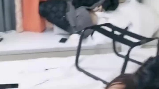同性恋继兄弟在热辣的视频中与毛茸茸的青少年阴部和屁股一起玩乐