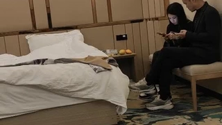 宿舍居民用玩具和手指探索独自的快感