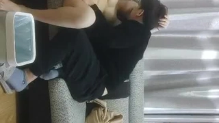黑人少女在高清中给出了懒散的口交