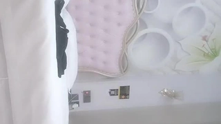 性欲旺盛的拉丁裔少女Serena Santas实现了与继父做爱的愿望