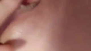 丰乳巨臀的俏丽妹子无法抵挡洋肠！看到大鸟忍不住愉悦的神情闭上眼享受：被塞满了