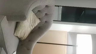 诱人的女仆在热辣的遭遇中满足了继父的欲望
