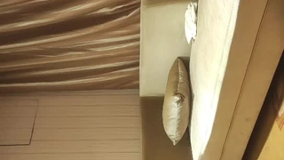 摄像机苗条的体格和小巧的乳房使她成为这个宿舍房间里令人向往的大学女孩。