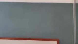 Daisygoesdeep用她巨大的乳房和玩具享受深度肛交