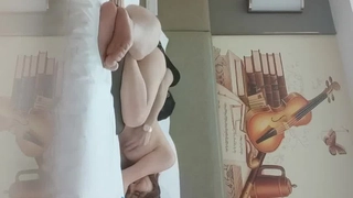 [在线]颜值不错的舞蹈系萌妹子主播年龄不大站立一字马扣b秀床上劈腿诱