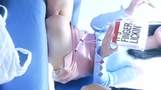 大屁股的大学生从男友那里得到足交