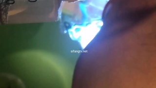 在行走的摩托车上做爱