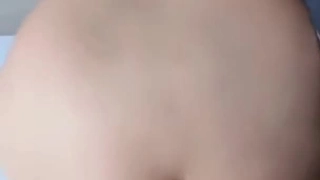 正在学喷水吖高颜值甜美大奶妹子自慰，全裸椅子上跳蛋震动拉扯掰开粉穴